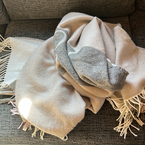 Victoria’s Secret Throw Blanket w Fringe - Picture 7 of 9